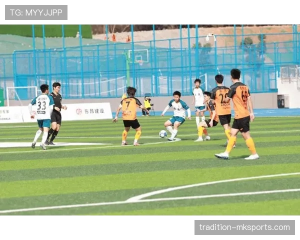 绿茵激战显回暖态势：本轮足球赛事精彩纷呈，热点频现