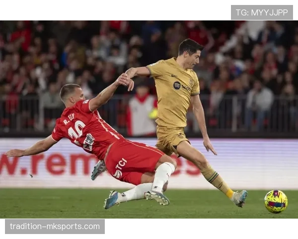 莱万多夫斯基腿筋不适 近期状态与出战前景受关注