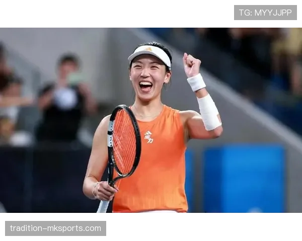 王欣瑜赛前啃汉堡，教练在场边急得直跺脚